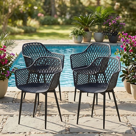Vier zwarte tuinstoelen met open ruitpatroon, bij een zwembad.