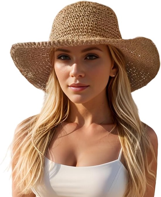Vrouw met lang blond haar draagt een gebreide khaki stroohoed met brede rand.