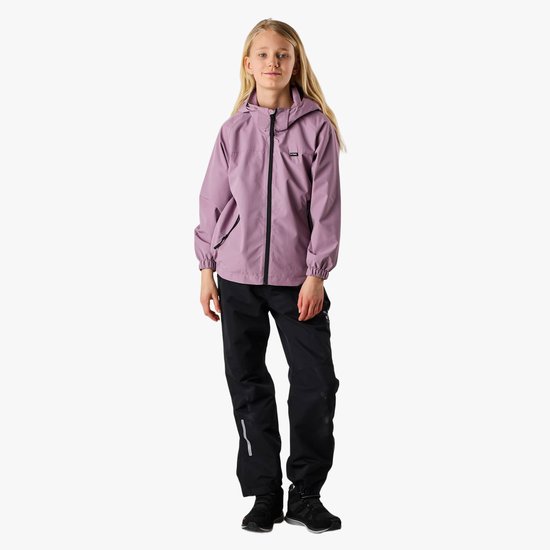 Meisje met blond haar, draagt een lichtpaarse jas met zwarte rits en capuchon, en een zwarte broek.