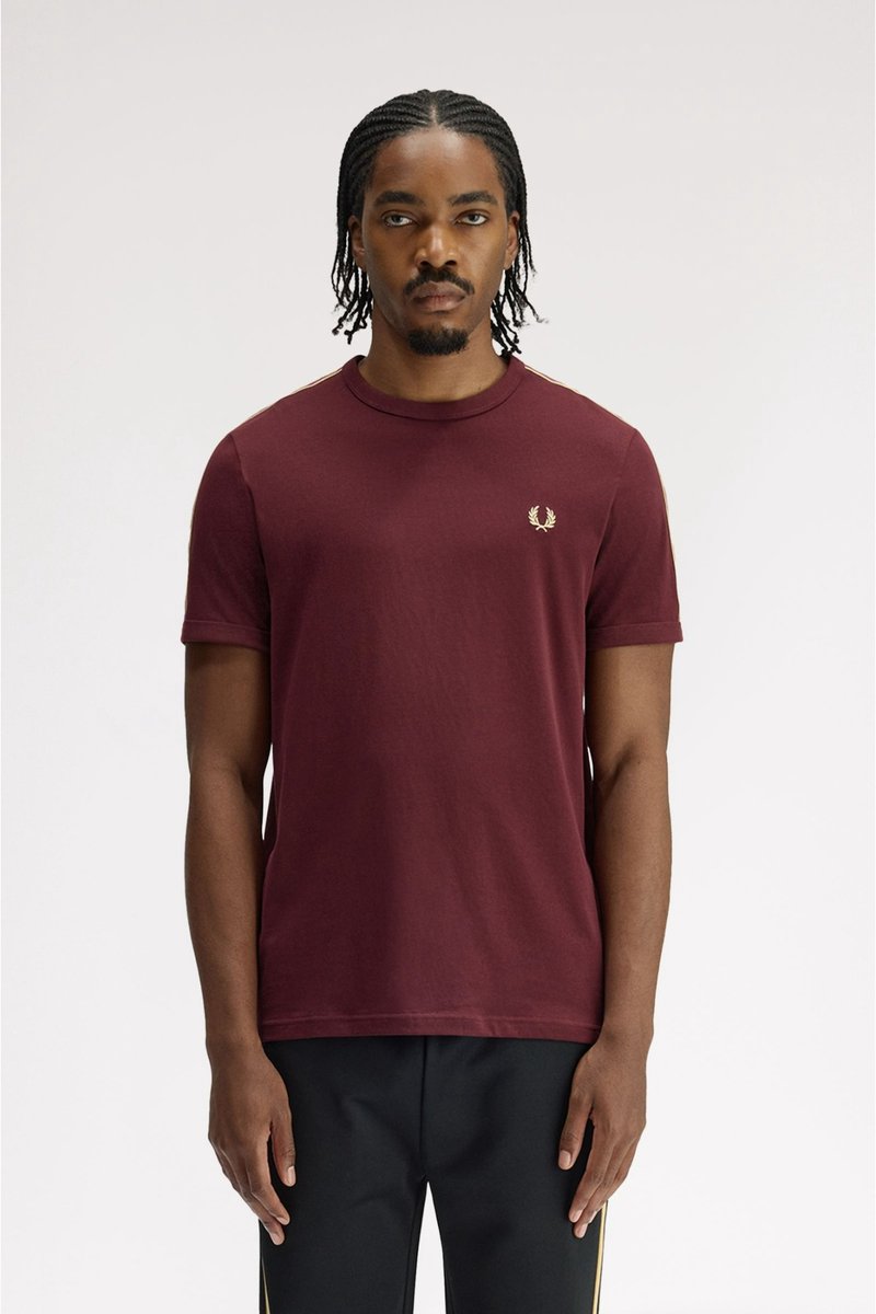 Fred Perry T-shirt M4613 kastanjebruin Granaatappel