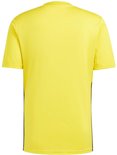 Achterkant van een geel Adidas sportshirt met korte mouwen en zwarte strepen aan de zijkant.