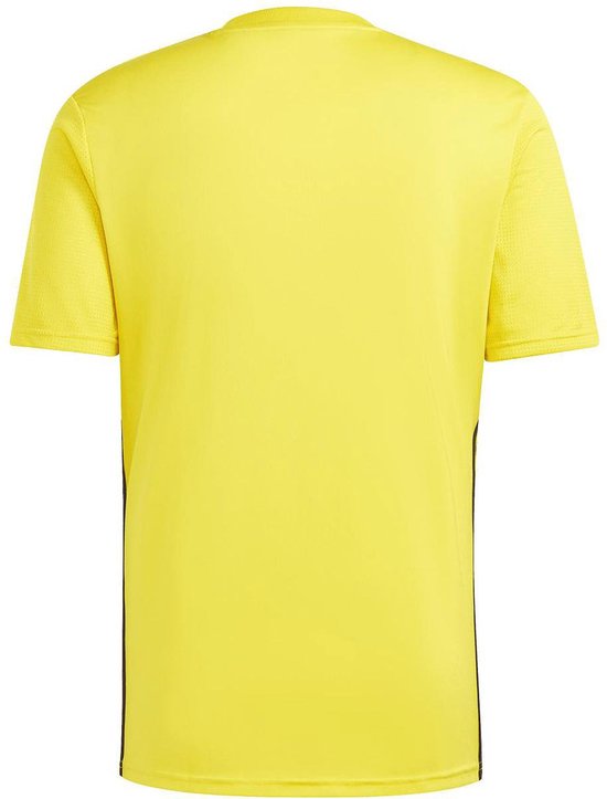 Achterkant van een geel Adidas sportshirt met korte mouwen en zwarte strepen aan de zijkant.