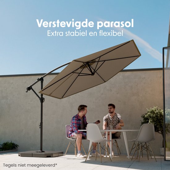 Een taupe zweefparasol met twee mannen die aan een tafel zitten in een tuin.