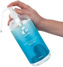 Main tenant un distributeur à pompe blanc avec une goutte de lubrifiant. Bouteille transparente avec dégradé bleu clair, logo et texte 'easyglide WATERBASED LUBRICANT 1000 ml'.