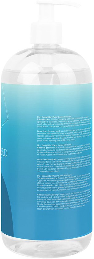 Arrière d'une bouteille transparente avec distributeur à pompe blanc. Vue partielle d'un dégradé bleu clair avec du texte.