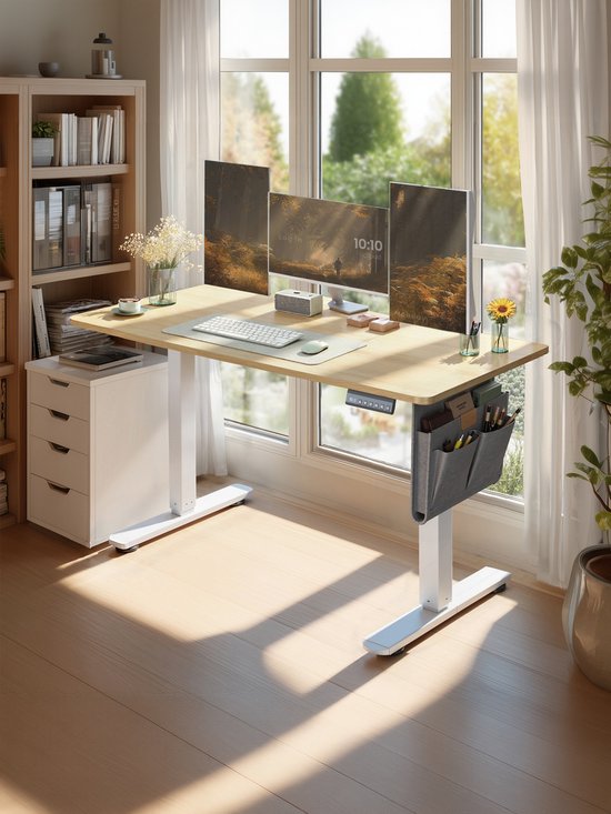 Licht houten zit-sta bureau met witte poten, in een lichte kantoorruimte. Met computerschermen en opbergvak.