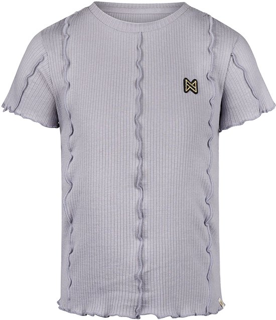 Voorkant van een lichtpaars, geribd Koko Noko T-shirt voor meisjes met een zwart logo op de borst en opgerolde randen.