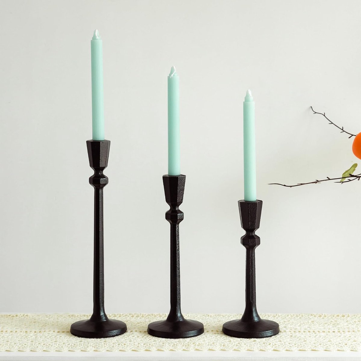 Gietijzeren Kandelaars Set - Decoratieve Kaarshouders - Feestelijke Tafeldecoratie - Set van Drie Hoogtes - 25 cm Hoog - Mat Zwart