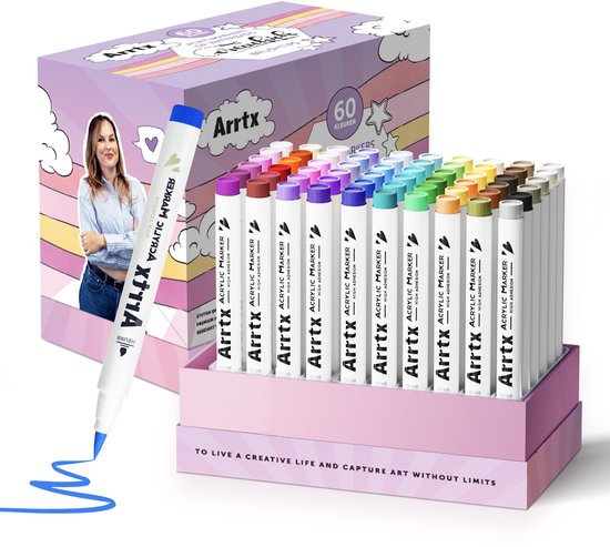 Grijze geschenkdoos met een regenboogprint, met een vrouw op de voorkant en 60 Arrtx acrylmarkers in een roze houder. Een blauwe marker tekent een lijn.