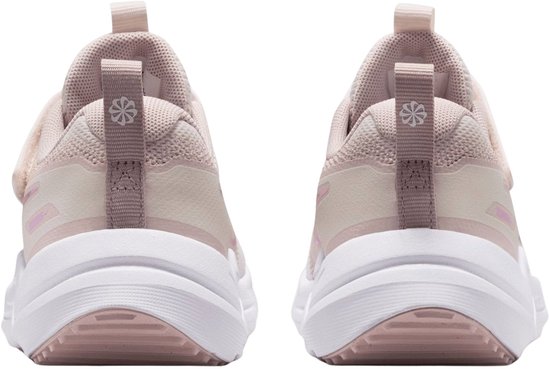 Achterkant van twee lichtroze sneakers met een opvallende witte zool en roze accenten.