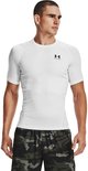 Man met korte mouwen, wit compressie-shirt van Under Armour met zwart logo, en camouflage short.