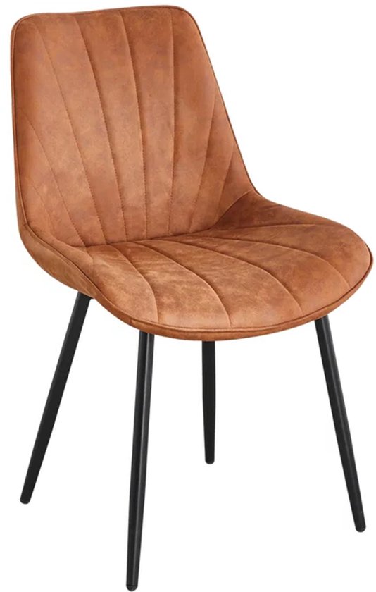 Chaise de salle à manger cognac avec assise et dossier rembourrés à coutures verticales, sur pieds en métal noir, vue de trois quarts avant.