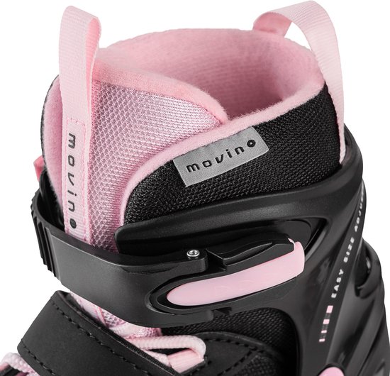 Detailopname van de voering en het "movino" logo op een zwarte skeeler met roze details.