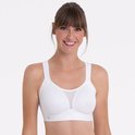 Model met een witte Anita Active sportbeha, met mesh panelen op de borst.