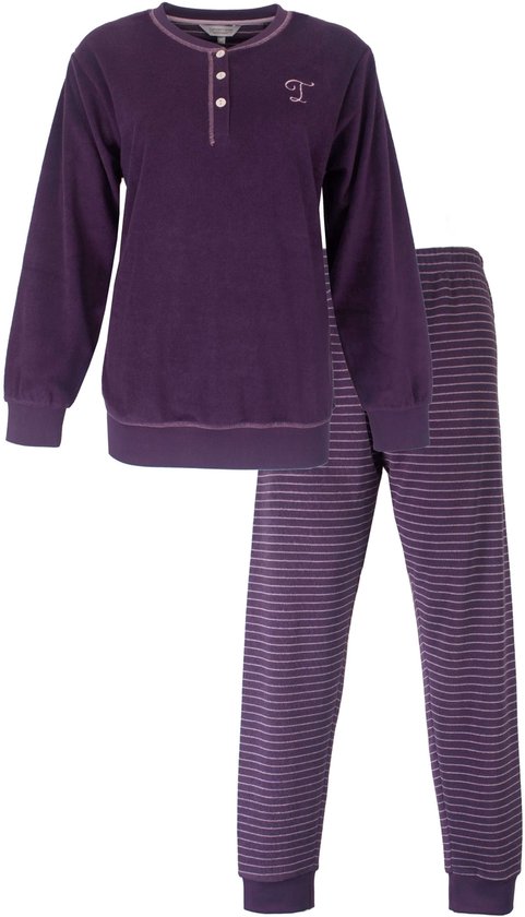 Paarse pyjamaset met lange mouwen en horizontale strepen op de broek. Met geborduurde 'T'.