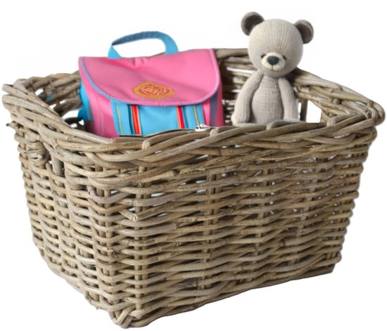 Gevlochten rieten mand met een bruine teddybeer en een roze met blauw schooltasje.