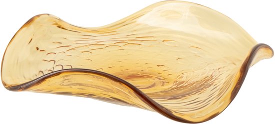Een lege, amberkleurige, golvende glasschaal met textuur.