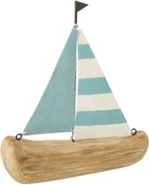 Decoratieve zeilboot van drijfhout met lichtblauwe en witte gestreepte zeilen.