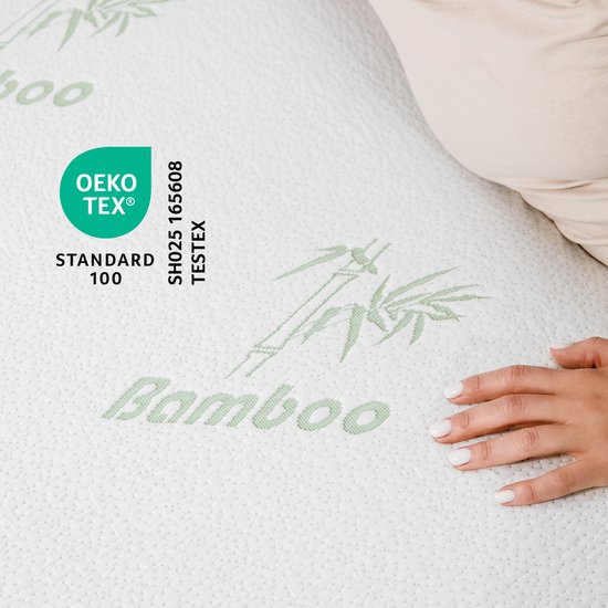 Gros plan sur un surmatelas blanc avec imprimé bambou et certification Oeko-Tex.