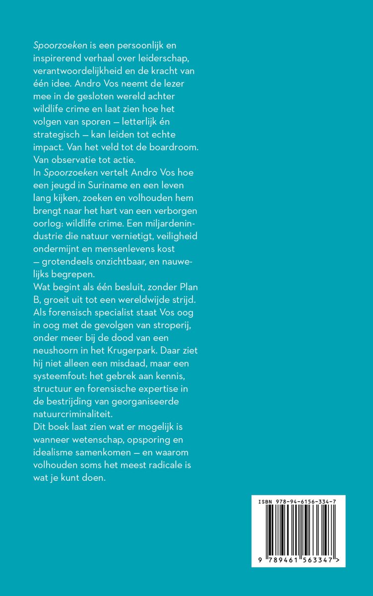 Achterkant van een boek met tekst over 'Spoorzoeken' en een ISBN-barcode.