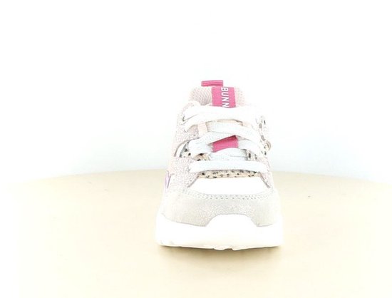Vooraanzicht van een lichtgrijze sneaker met witte veters, roze lipje met tekst 'BUNNIESJR'.