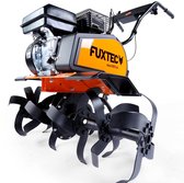 Frontaal aanzicht van oranje FUXTEC tuinfrees met vier zwarte messen en wielen. FUXTEC logo op de oranje kap.