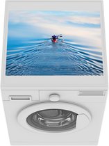 Wasmachine beschermer mat - Een man is aan het roeien in een rode roeiboot - Breedte 55 cm x hoogte 45 cm