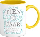 10 Jaar Legendarische Gebrouwen Mok met tekst | Blauw - Zilver | Grappig Verjaardag Beker Cadeau | Bedrukte Mokken | Geel | 330 ML