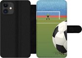 Bookcase Geschikt voor iPhone 11 telefoonhoesje - Een illustratie van een voetbal op het veld in het stadion - Jongens - Meiden - Kids - Met vakjes - Wallet case met magneetsluiting