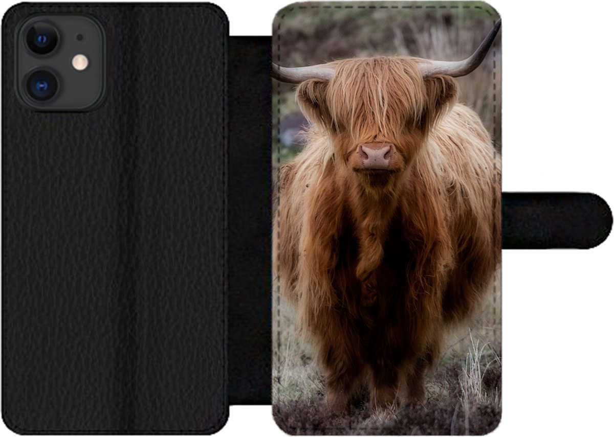 Telefoonhoesje Geschikt voor iPhone 11 telefoonhoesje - Schotse Hooglander - Mos - Gras - Met vakjes - Wallet case met magneetsluiting