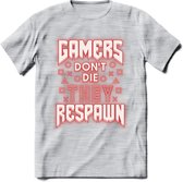 Gamers don't die T-shirt | Neon Rood | Gaming kleding | Grappig game verjaardag cadeau shirt Heren – Dames – Unisex | - Licht Grijs - Gemaleerd - S