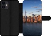 Bookcase Geschikt voor iPhone 12 telefoonhoesje - New York - Skyline - Boot - Met vakjes - Wallet case met magneetsluiting