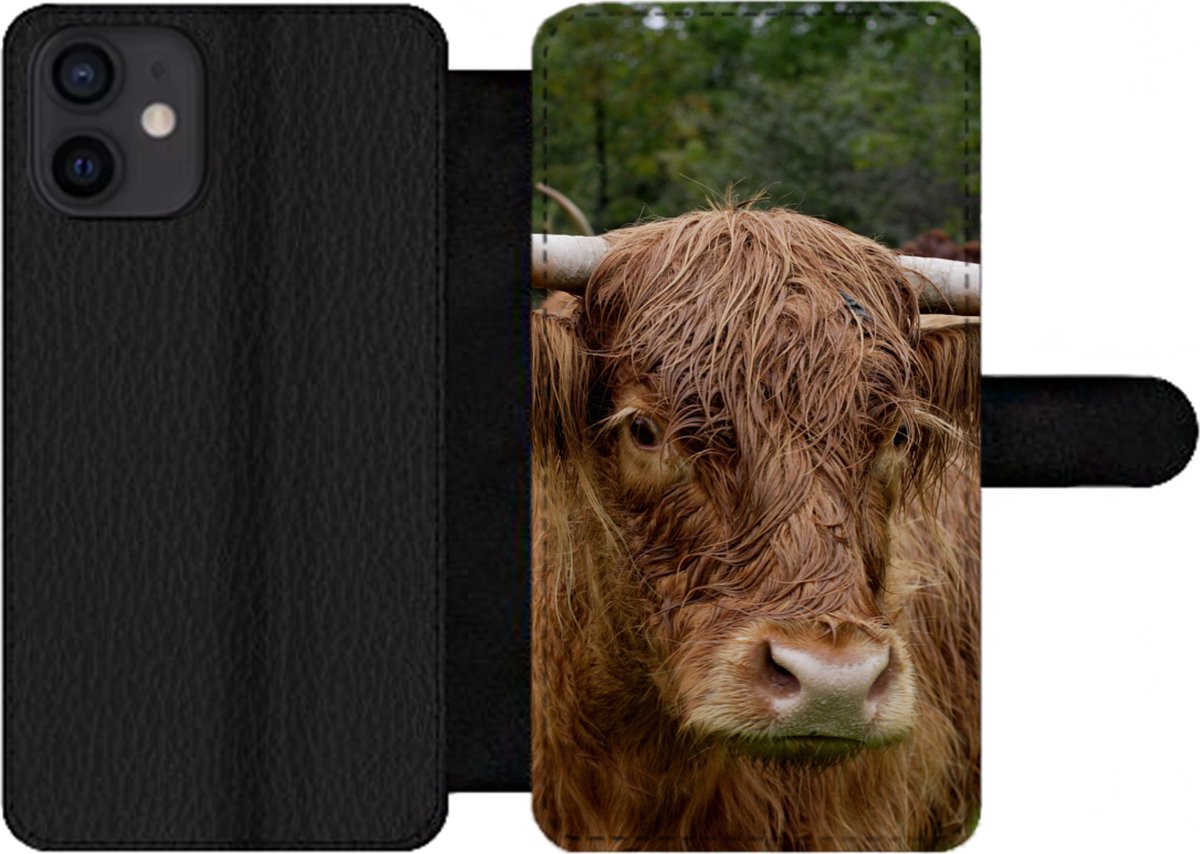Telefoonhoesje Geschikt voor iPhone 12 telefoonhoesje - Schotse Hooglander - Dieren - Gras - Met vakjes - Wallet case met magneetsluiting