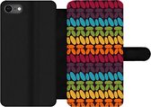 Bookcase Geschikt voor iPhone SE 2020 telefoonhoesje - Haakpatronen - Retro - Regenboog - Met vakjes - Wallet case met magneetsluiting