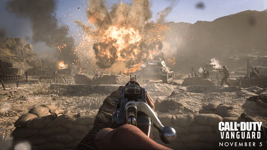 Eerste persoon perspectief van een geweer, met een tankgevecht en explosies op de achtergrond.