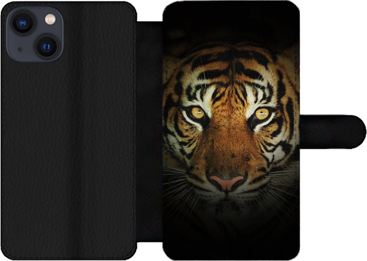 Telefoonhoesje Geschikt voor iPhone 13 telefoonhoesje - Tijger - Licht - Ogen - Met vakjes - Wallet case met magneetsluiting