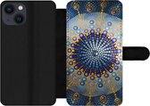 Bookcase Geschikt voor iPhone 13 telefoonhoesje - Cirkel - Mandala - Blauw - Geel - Met vakjes - Wallet case met magneetsluiting