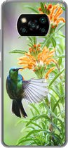 Geschikt voor Xiaomi Poco X3 Pro hoesje - Close-up van een kleurrijke vogel naast planten met oranje bloemen - Siliconen Telefoonhoesje