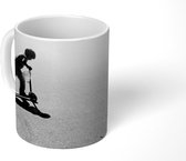 Mok - Zwart-wit foto van een jongen op een step - 350 ML - Beker - Uitdeelcadeautjes