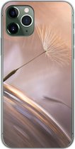 Geschikt voor iPhone 11 Pro hoesje - Paardenbloem zaden - Abstract - Lucht - Siliconen Telefoonhoesje