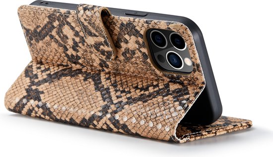 Apple iPhone 13 Pro Casemania Case Beige - Luxe Tuyaux Wallet Book Case - Porte-cartes et languette magnétique