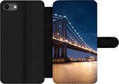 Bookcase Geschikt voor iPhone 7 telefoonhoesje - New York - Manhattan - Maan - Met vakjes - Wallet case met magneetsluiting