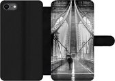 Bookcase Geschikt voor iPhone 7 telefoonhoesje - Brooklyn brug tijdens de regen in zwart-wit - Met vakjes - Wallet case met magneetsluiting