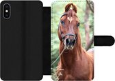 Telefoonhoesje Geschikt voor iPhone XS telefoonhoesje - Paard - Bos - Halster - Met vakjes - Wallet case met magneetsluiting