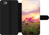 Bookcase Geschikt voor iPhone SE 2020 telefoonhoesje - Zonsondergang - Bloemen - Roze - Natuur - Groen - Met vakjes - Wallet case met magneetsluiting