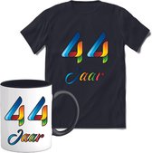 44 Jaar Vrolijke Verjaadag T-shirt met mok giftset Zwart | Verjaardag cadeau pakket set | Grappig feest shirt Heren – Dames – Unisex kleding | Koffie en thee mok | Maat L