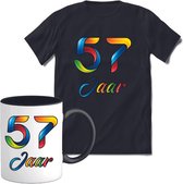 57 Jaar Vrolijke Verjaadag T-shirt met mok giftset Zwart | Verjaardag cadeau pakket set | Grappig feest shirt Heren – Dames – Unisex kleding | Koffie en thee mok | Maat XXL