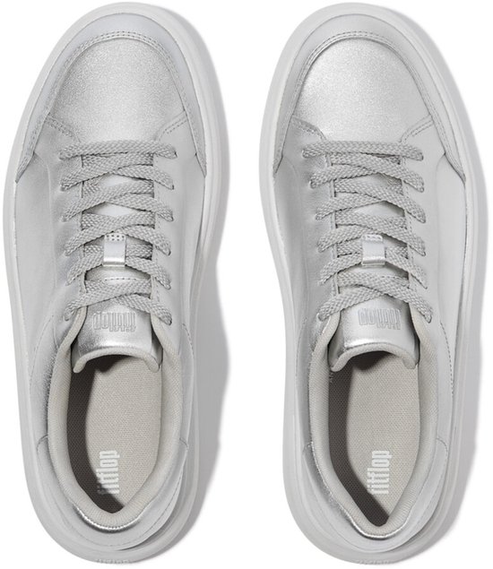 Zilverkleurige FitFlop sneakers met witte zolen en veters, van bovenaf gezien.