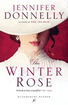 Boekcover van 'The Winter Rose' van Jennifer Donnelly. Een vrouw met een witte hoed en een witte jurk met ruches.