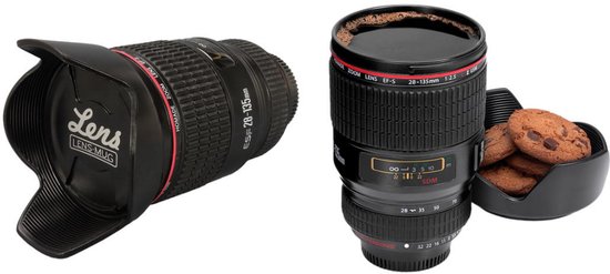 Zwarte cameralens beker met koffie en koekjes, naast een lenskap met 'Lens-MUG' opschrift.
